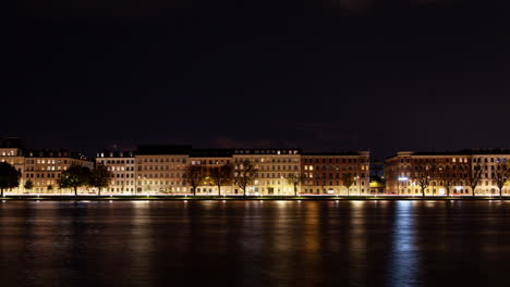 Kopenhagener-Nachtstadtbild-Im-Zeitraffer-Mit-Beleuchteter-Wasserreflexion